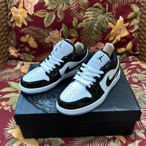 Black & White size 5 Women’s Jordans 1 Low SE  (NEW IN BOX)